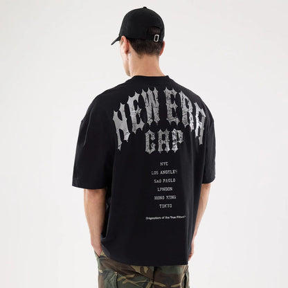 The model is wearing this New Era Street Archived City Oversized T-Shirt in black. 2