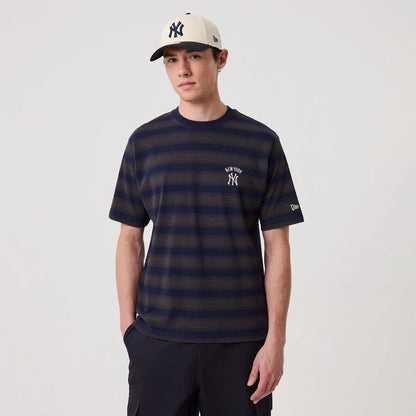 The model is wearing this MLB Border New York Yankees Oversized T-Shirt in navy. 1